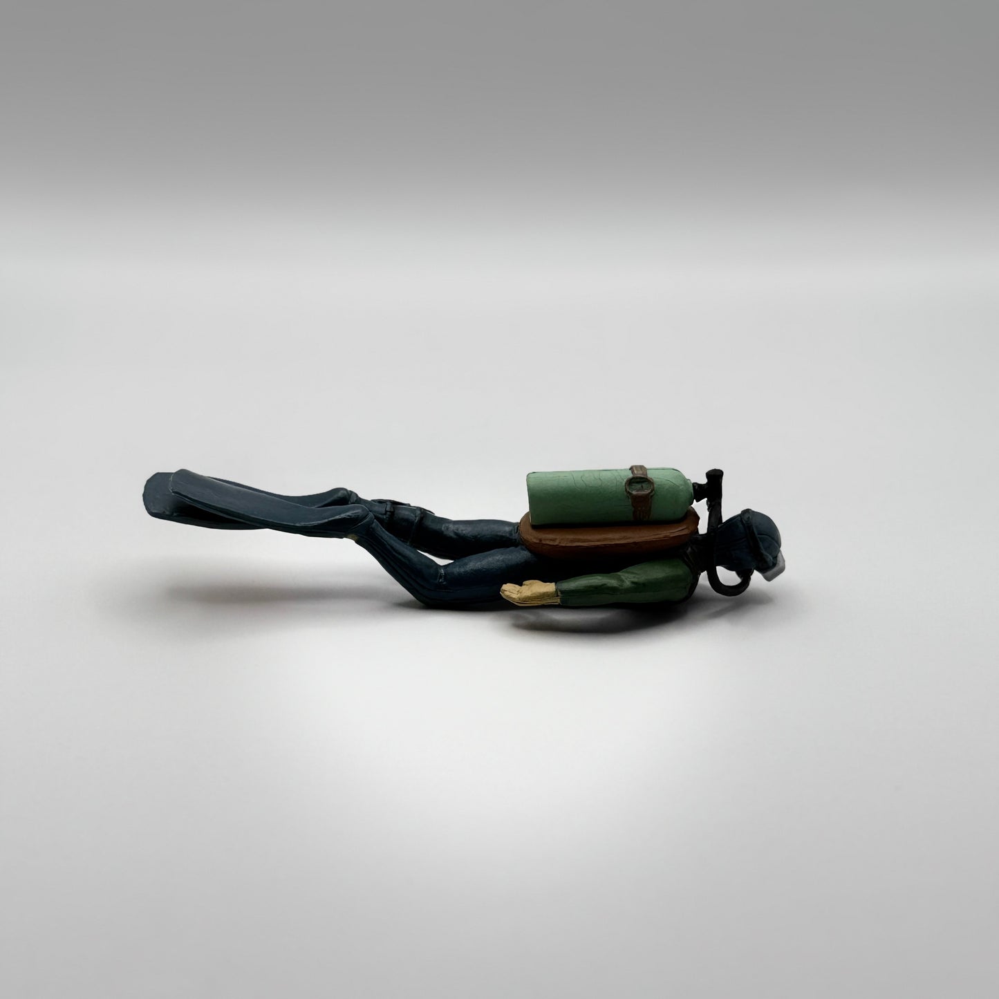 Miniatur-Taucherfigur aus Kunststoff – Aquarium- & Diorama-Dekoration (liegend)