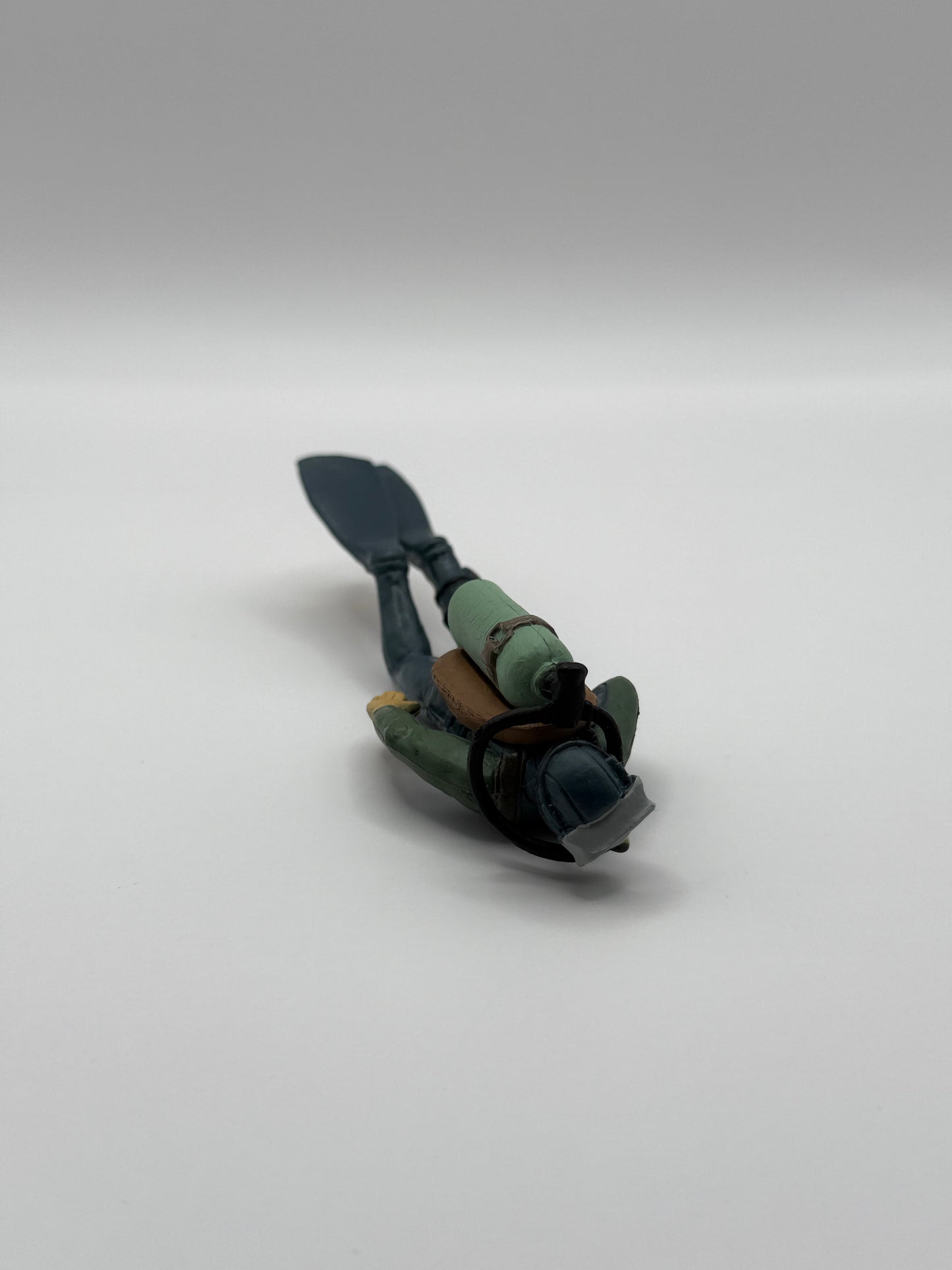 Miniatur-Taucherfigur aus Kunststoff – Aquarium- & Diorama-Dekoration (liegend)